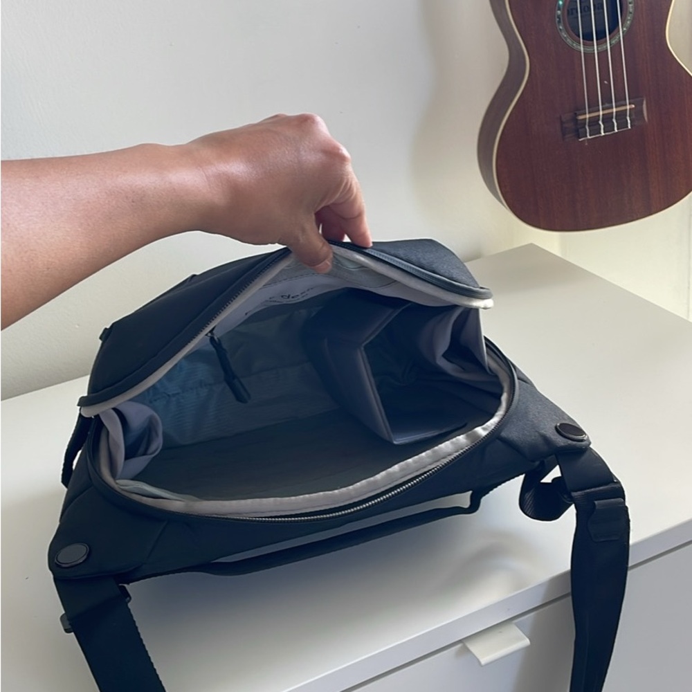 Black Peak Design Sling Bag 6L - Minimal Everyday Carry - Picture 2 of 4